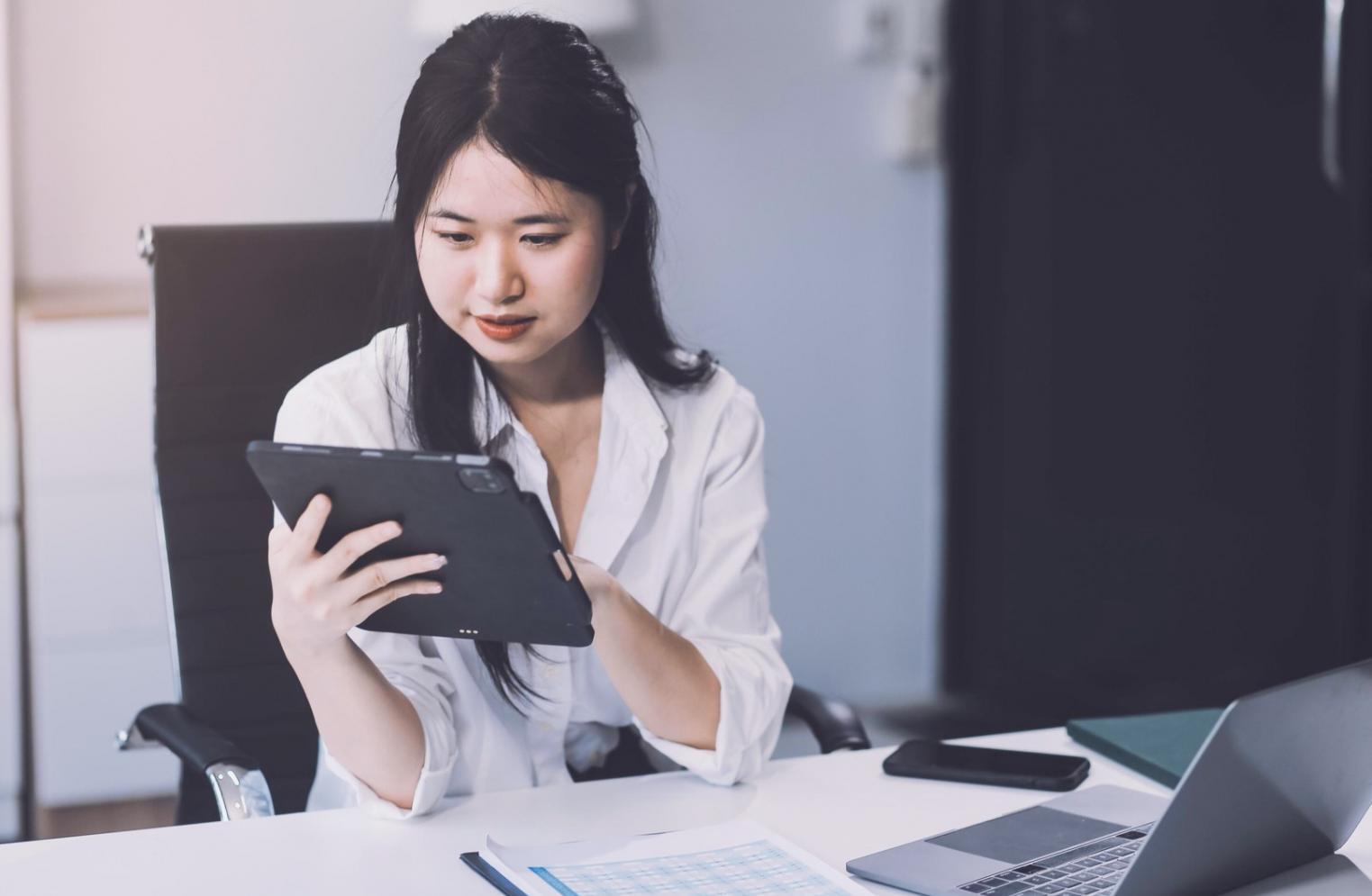 Professional workspace showing SEO analysis and e-commerce optimization processes